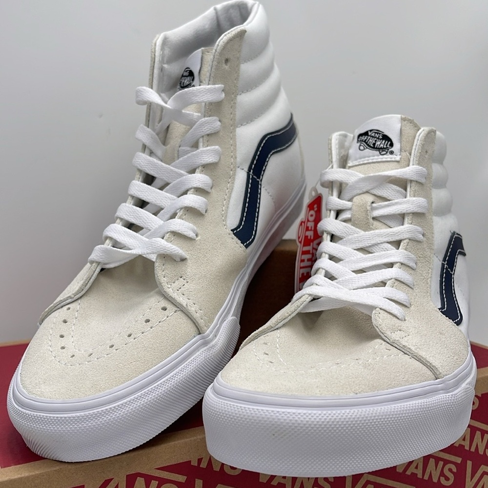 Vans WMNS Sk8-Hi (Classic Sport) Dress Blue
VN0A32QG9YG
White High-Top Sneakers - Picture 6 of 16